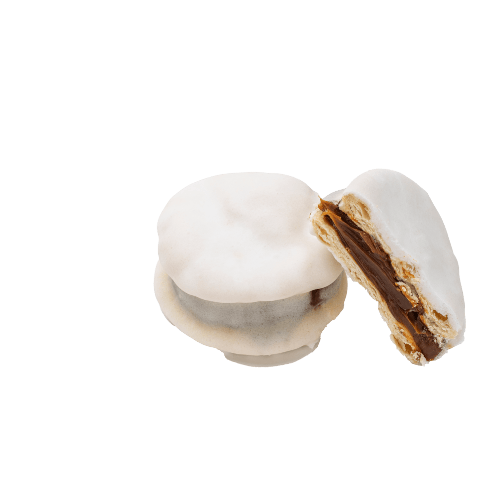 Un alfajor santafesino partido a la mitad que muestra su generoso relleno de dulce de leche - Argenpastry SL