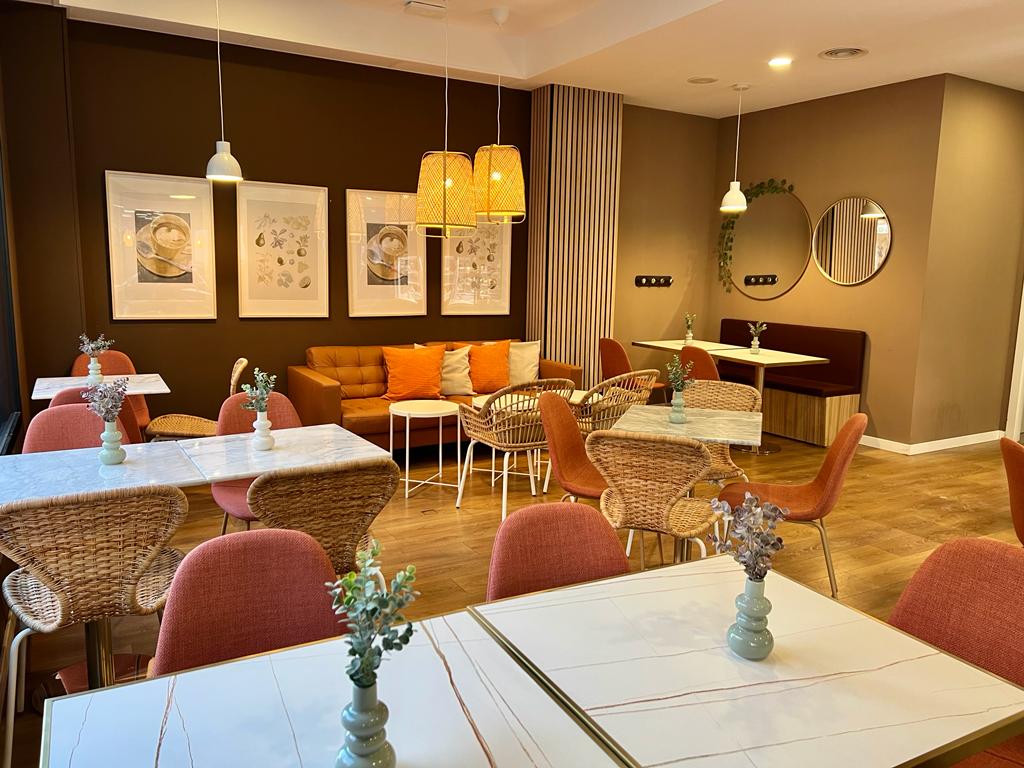 Cafetería de Santo Pastel, en colores cálidos